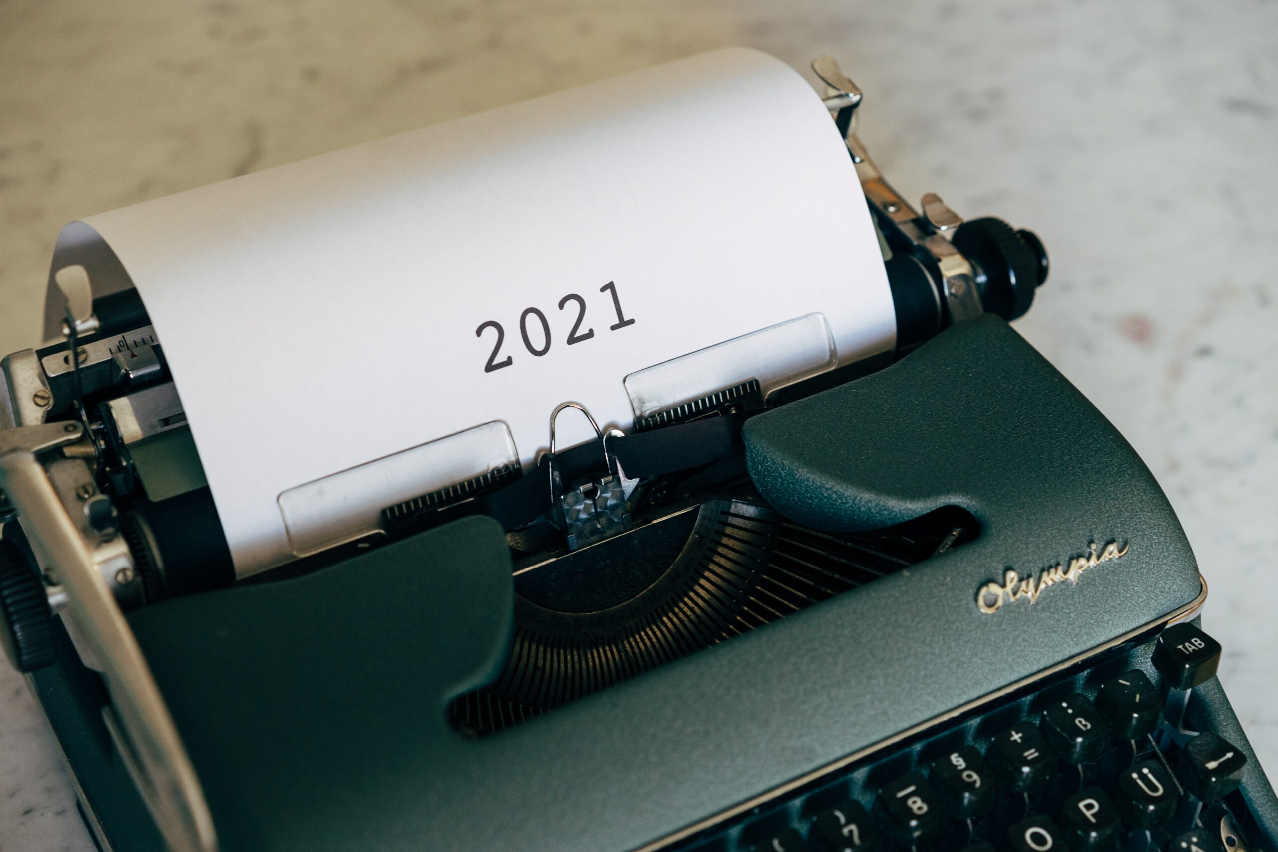 37: 21 Things We Learned in 2021 a green vintage typewriter with "2021" on the page